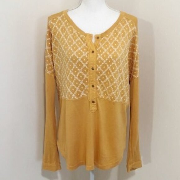 𝅺FREE People Free Spirit Hi-Low Henley Peach Fuzz Embroidered T-Shirt Top - Picture 2 of 6